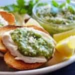 Crostini with basil pesto and vegan cream cheese