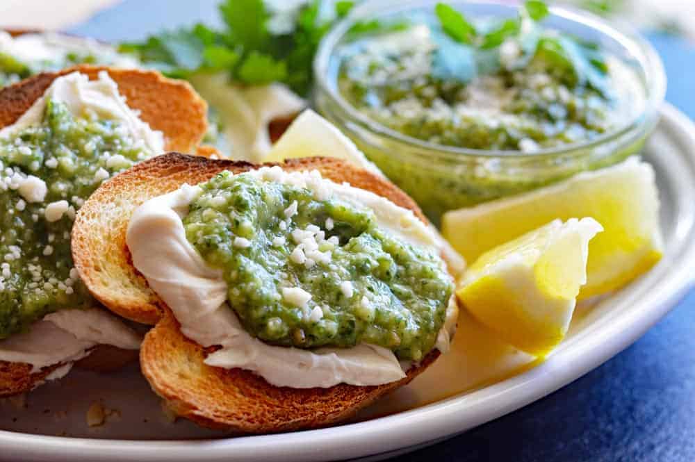Crostini with basil pesto and vegan cream cheese