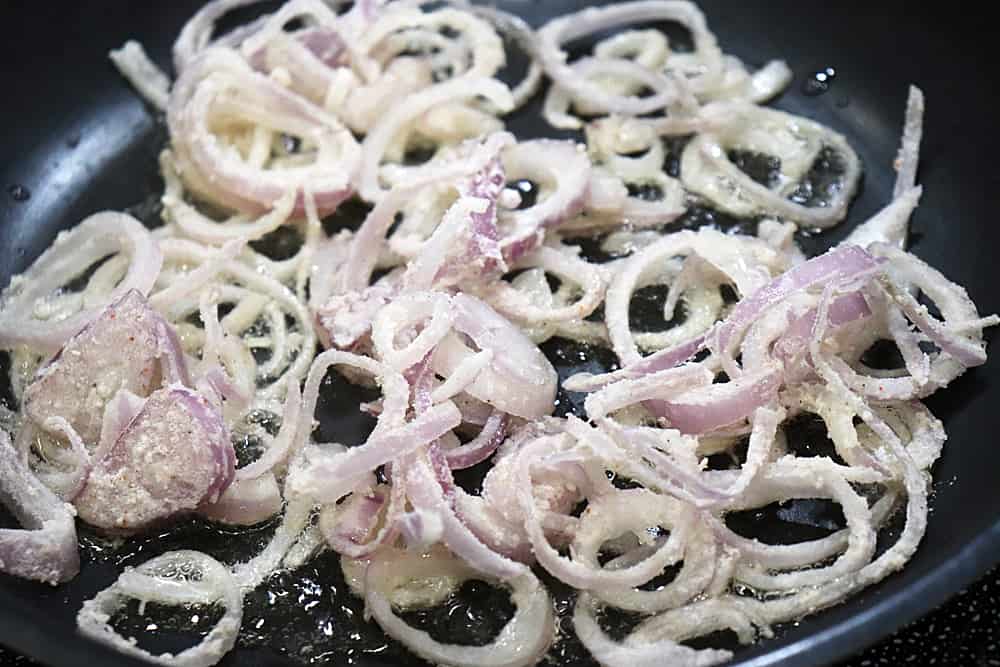 Frying seasoned shallots