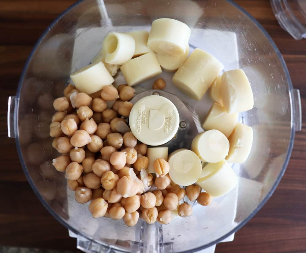 Chickpeas and hearts of palm in a food processor