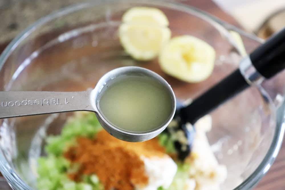 Adding lemon juice to mixture