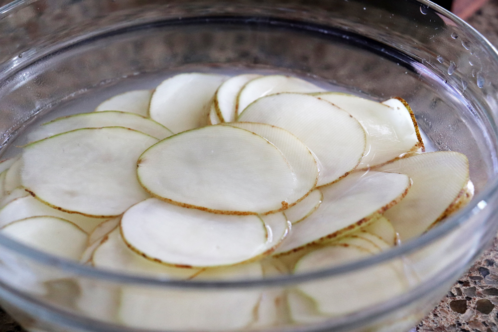 Soaking the potatoes in vinegar